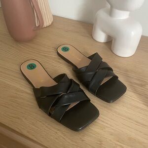 BNWT ⭐️ Black flat shoes fir women size 8
